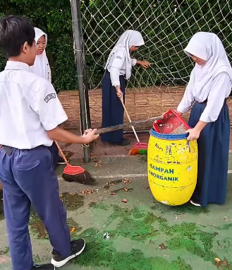 SMP PGRI 3 Kota Bogor Gelar Kerja Bakti Lingkungan Sekolah
